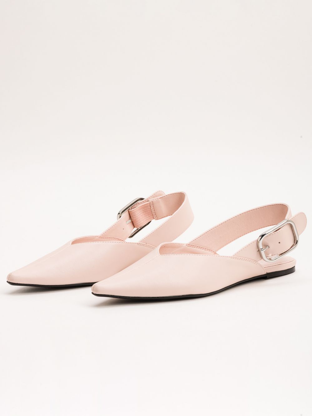 נעל שטוחה עם אבזם צידי וחרטום מחודד