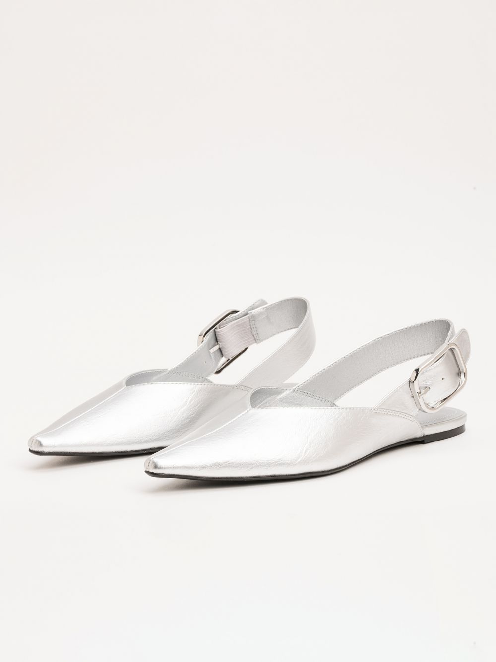 נעל שטוחה עם אבזם צידי וחרטום מחודד