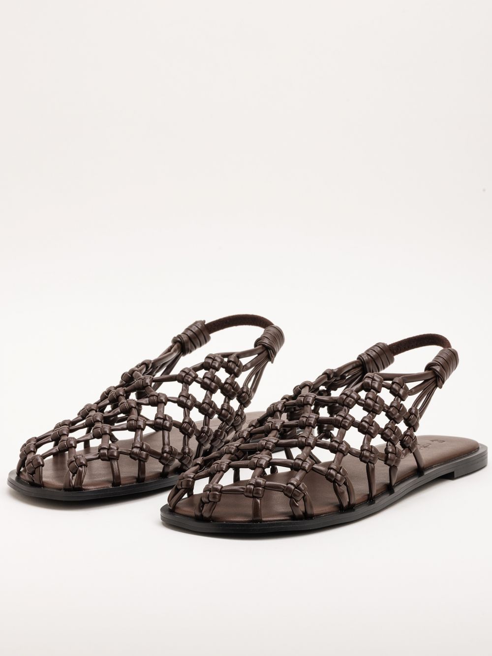 סנדל קלוע עם רצועה אחורית