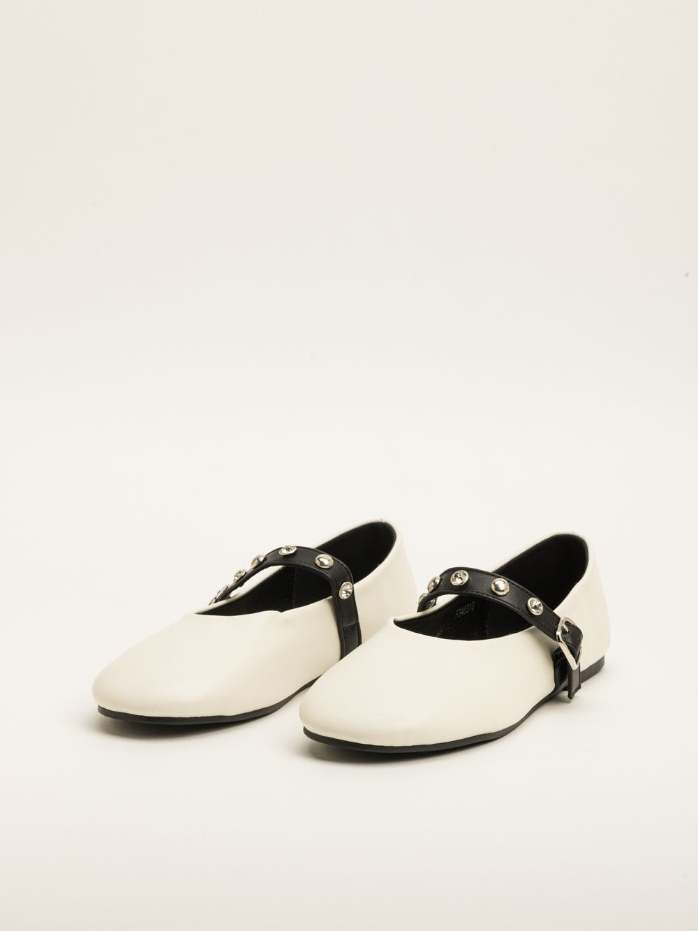 נעלי בלרינה עם ניטים