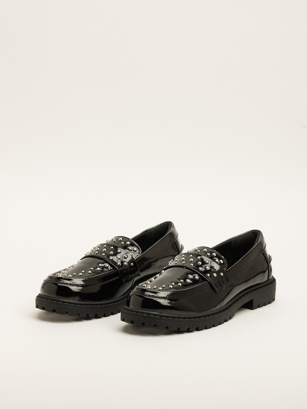 מוקסינים בעיטור ניטים לילדות