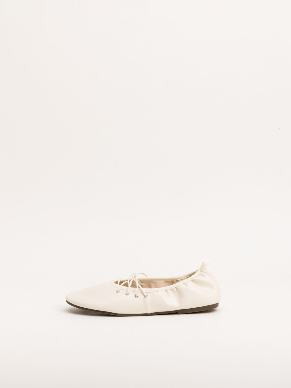 בלרינה שטוחה עם שרוכים דקורטיביים