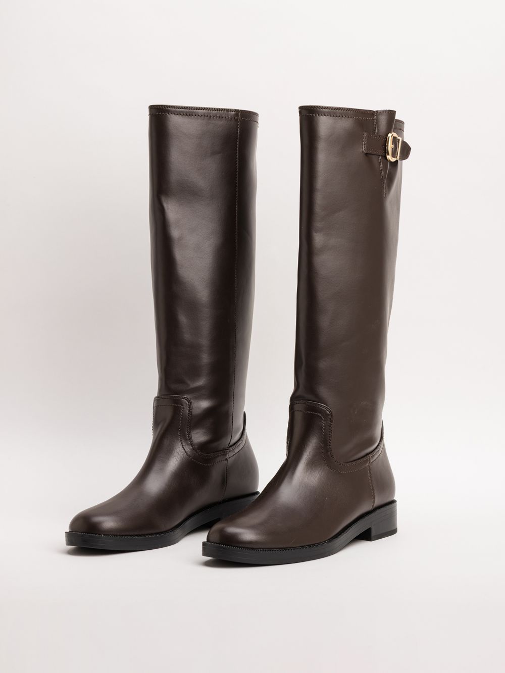 מגף עד הברך עם רצועה