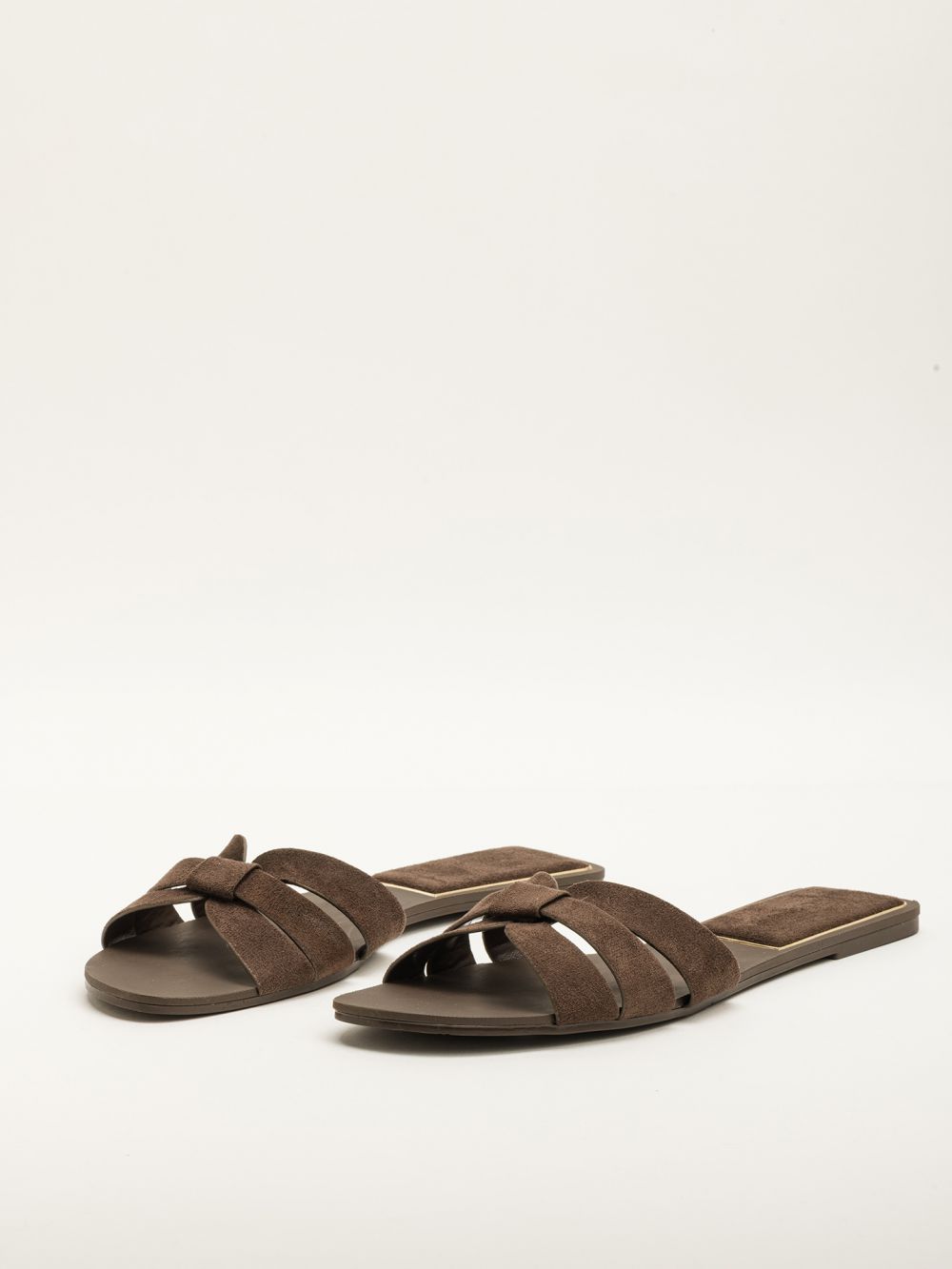 כפכף עם רצועות מוצלבות