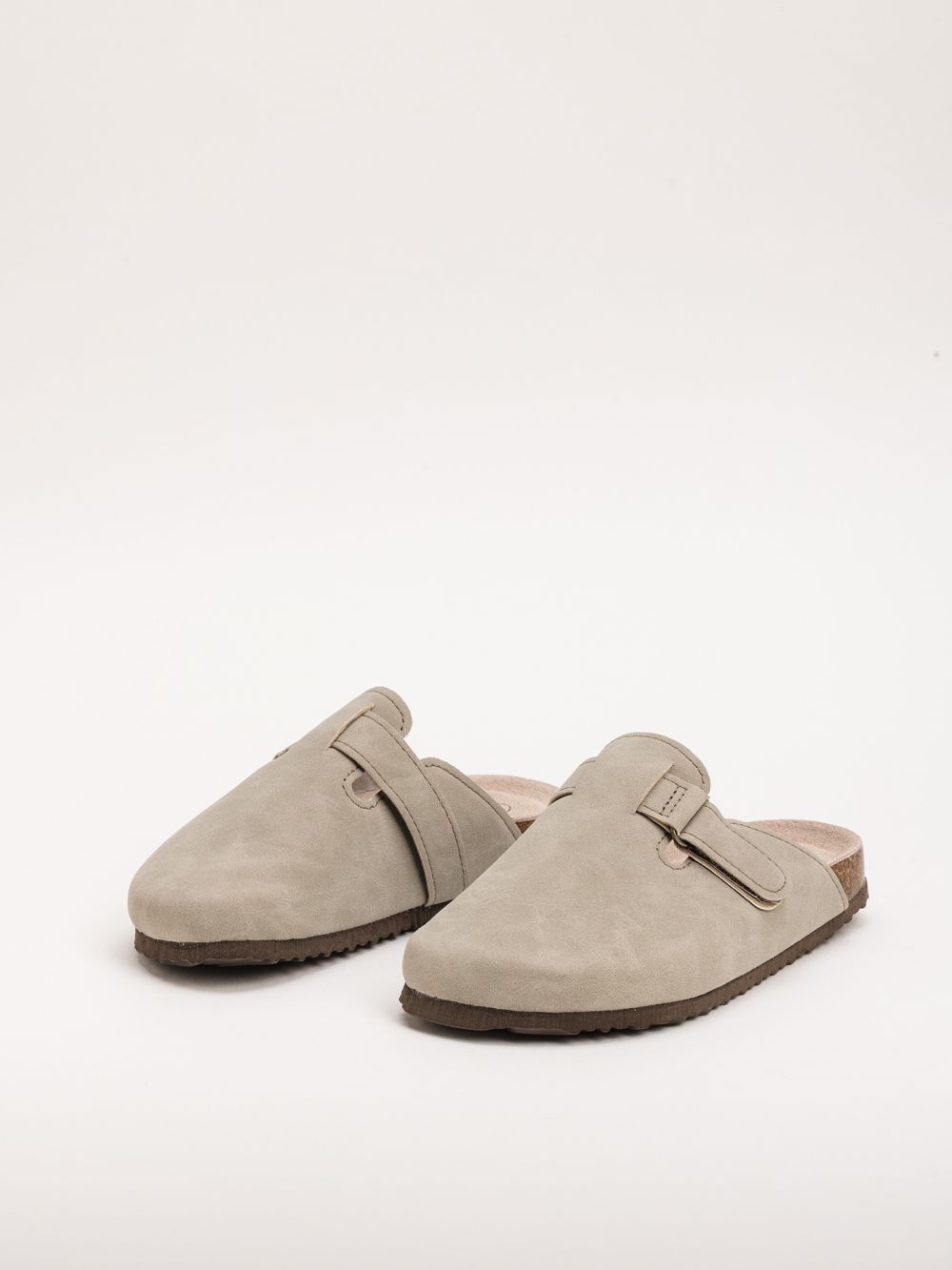 כפכפים לבנים