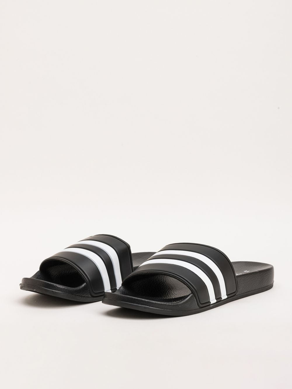 כפכפי גברים בשילוב פסים