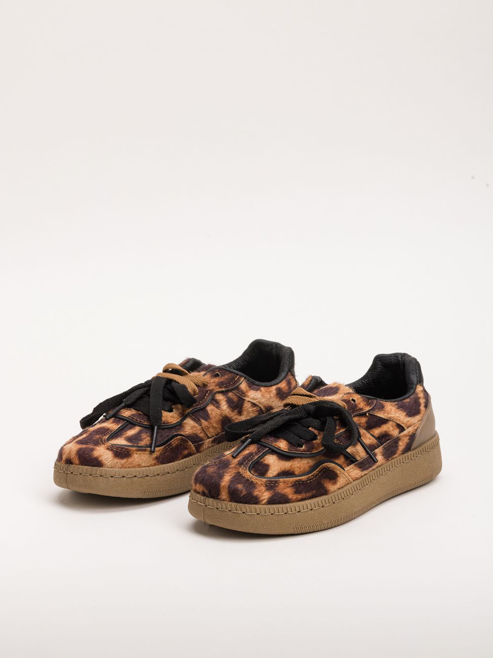 סניקרס שעירות בהדפס מנומר