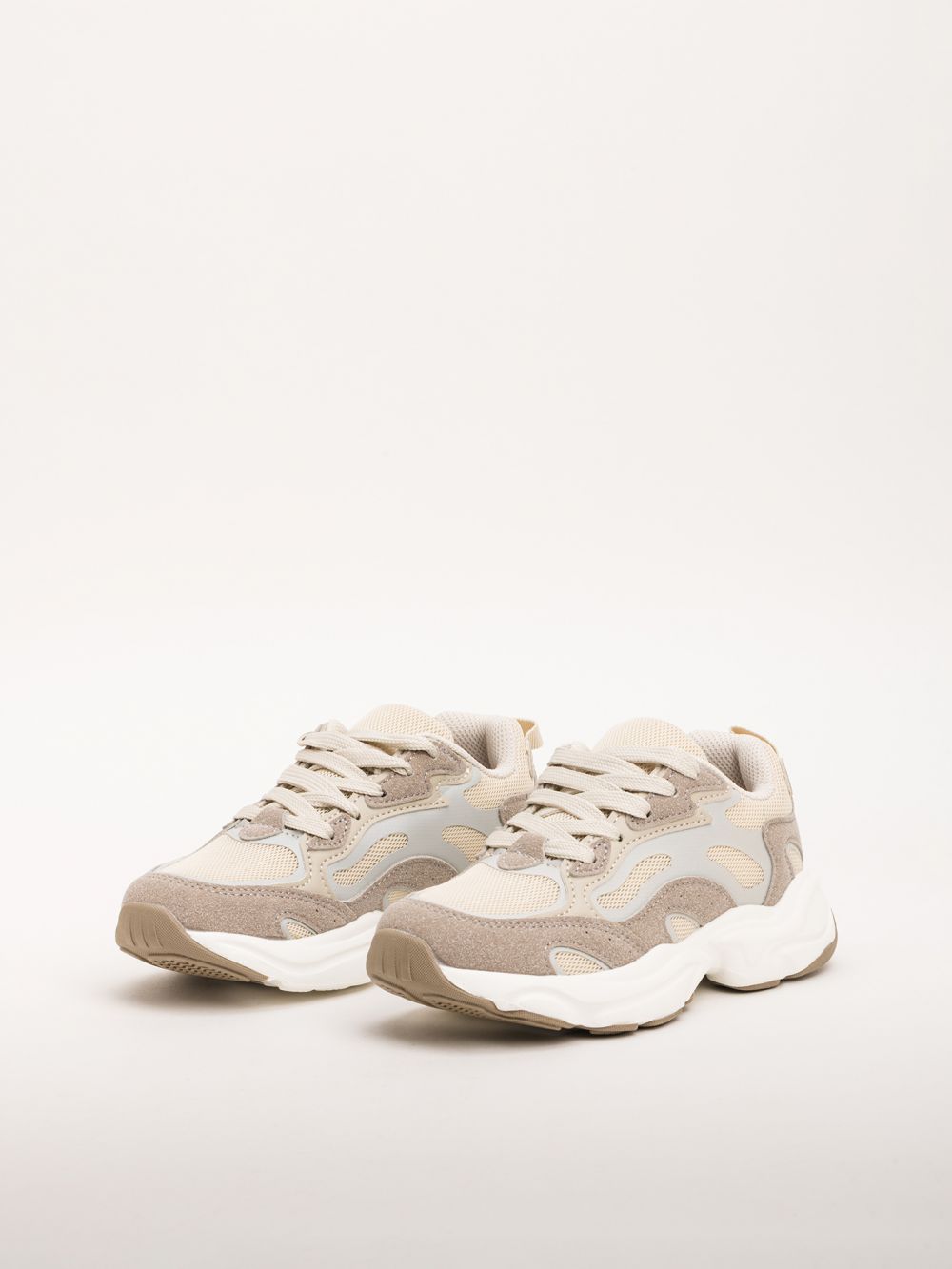 נעלי סניקרס צ’אנקיות