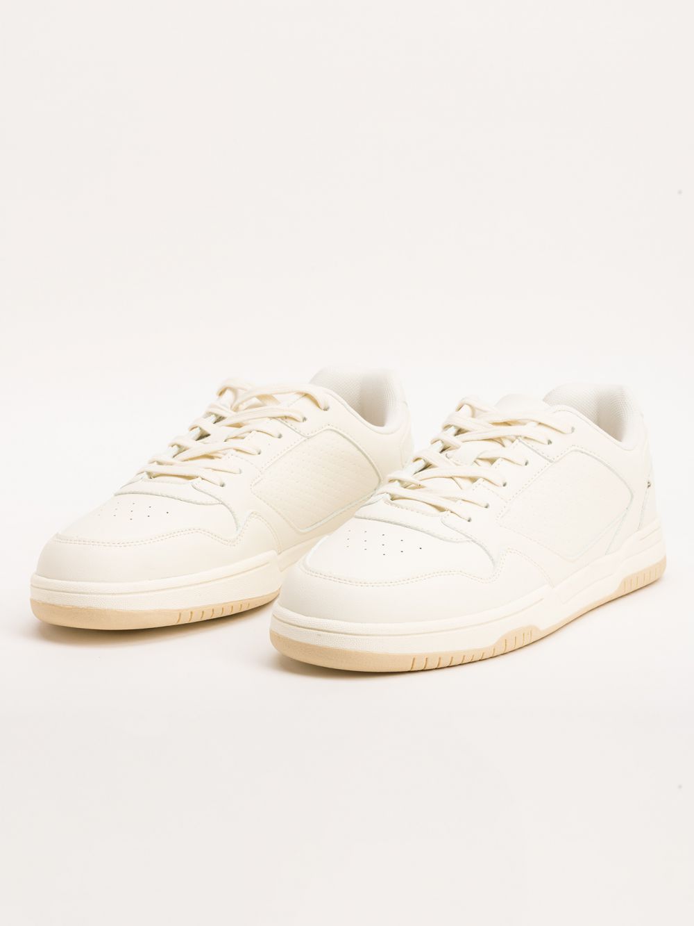 סניקרס עם חיתוכים