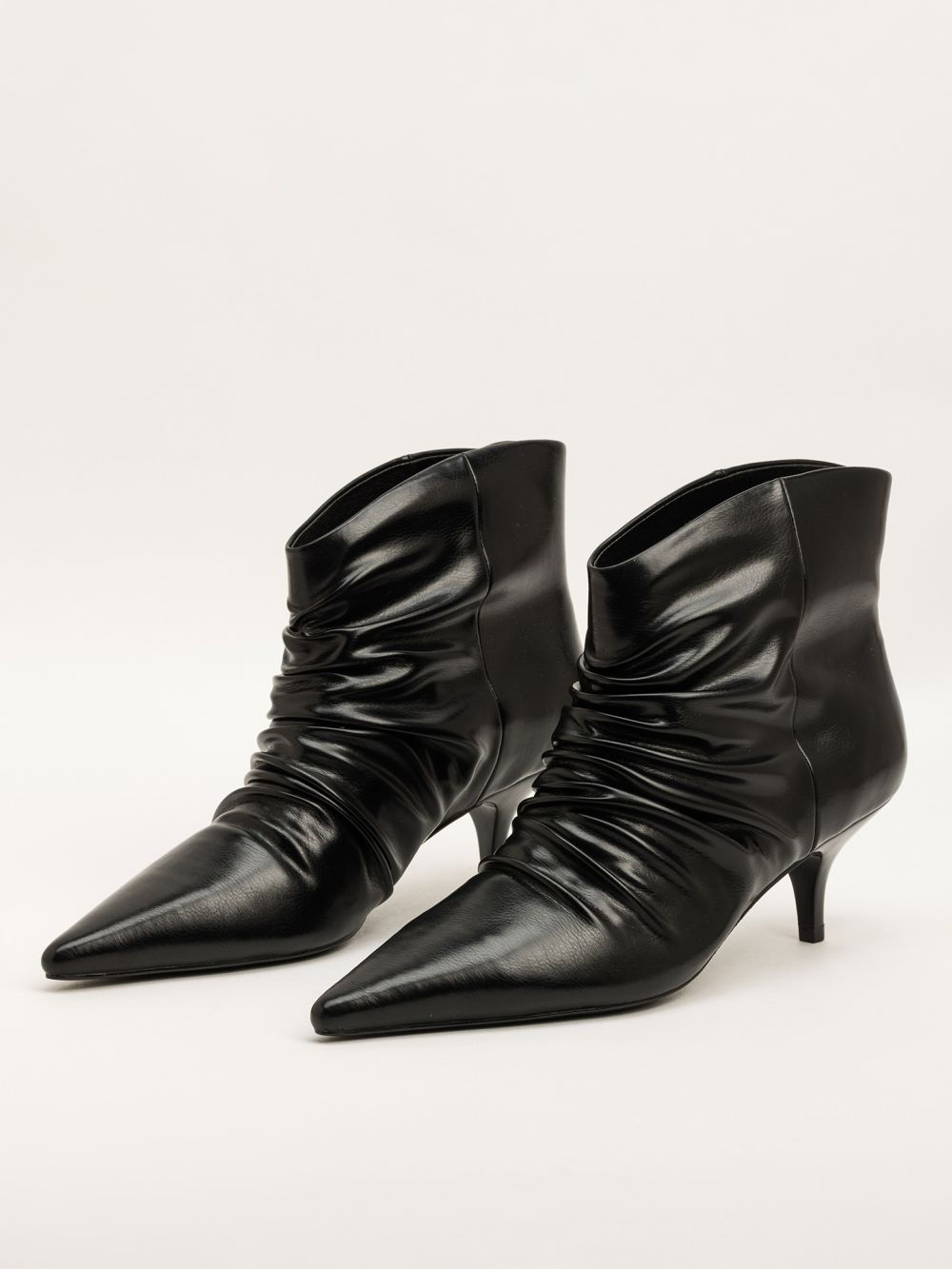 מגף עקב עם קפלים