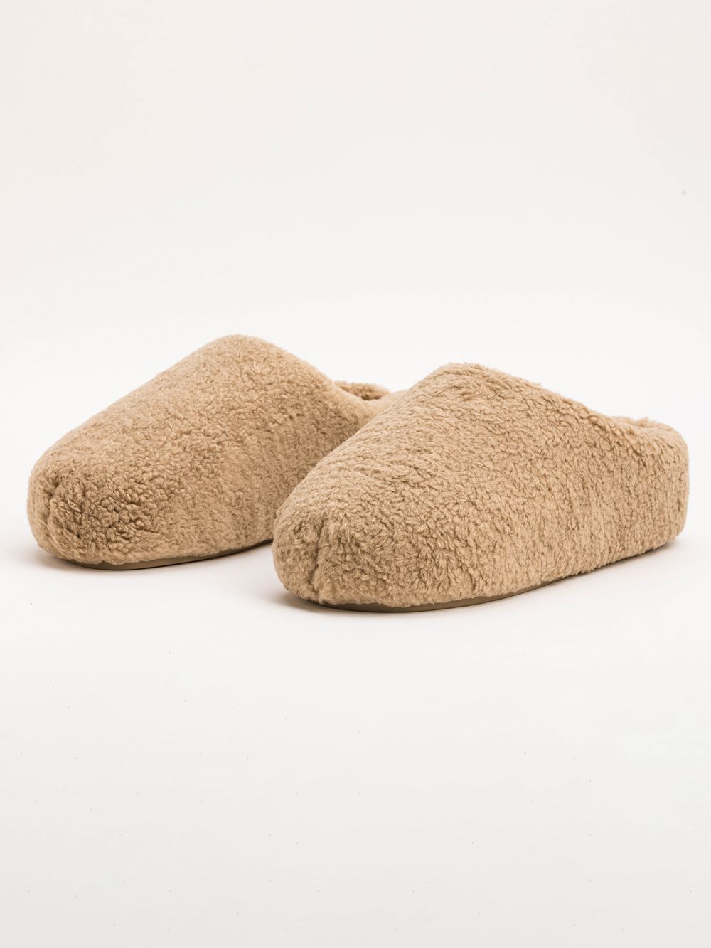 כפכפי פרווה עם פלטפורמה