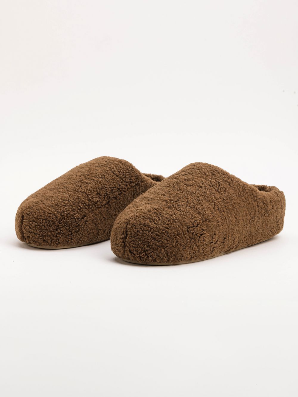 כפכפי פרווה עם פלטפורמה