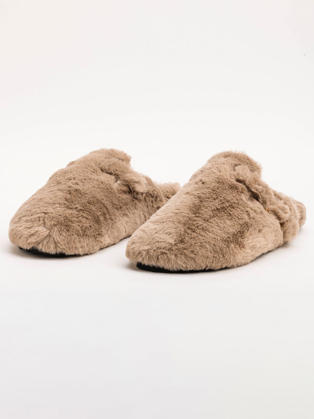 כפכפי פרווה עם אבזם