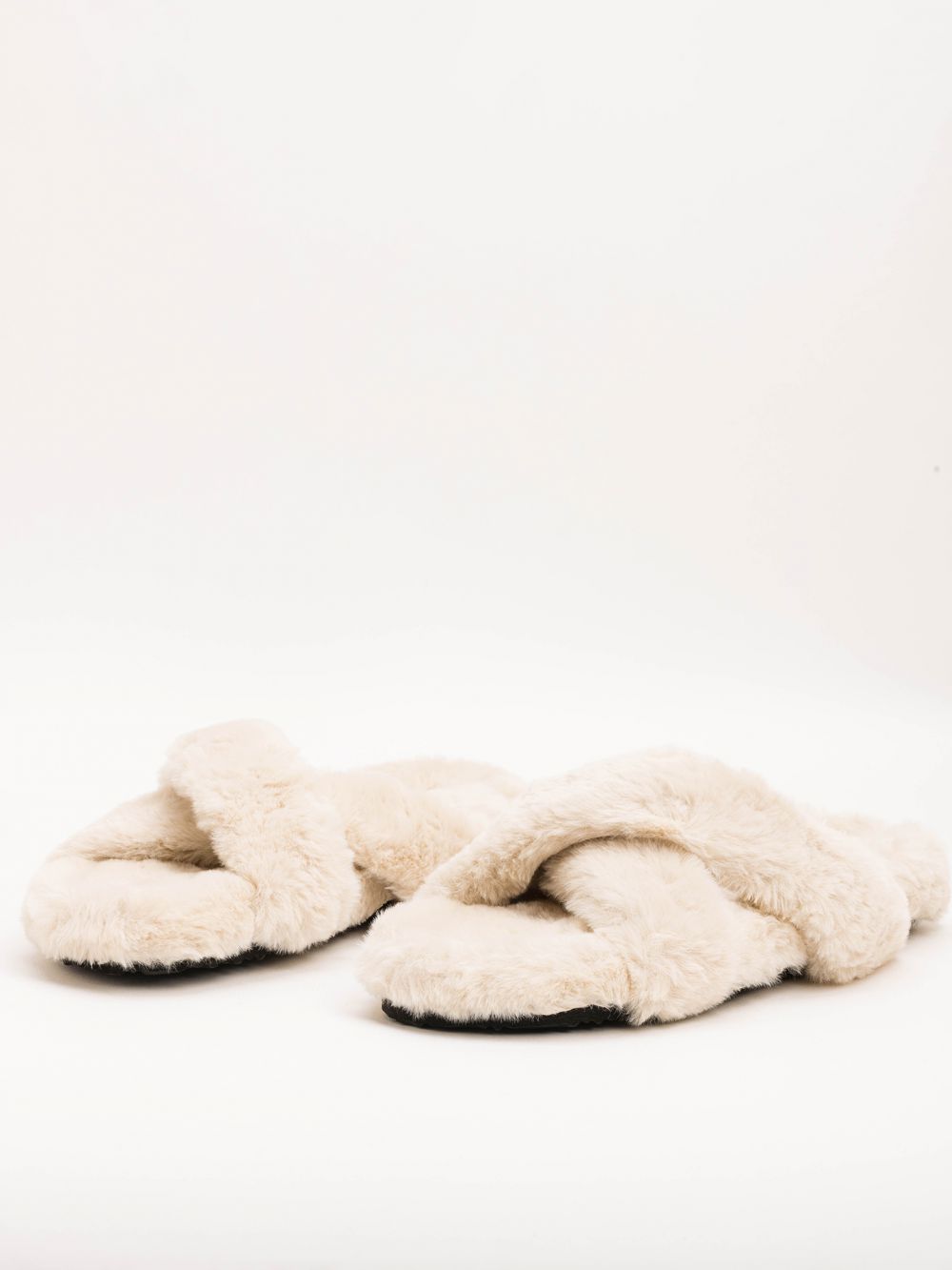 כפכפי פרווה עם רצועות מוצלבות