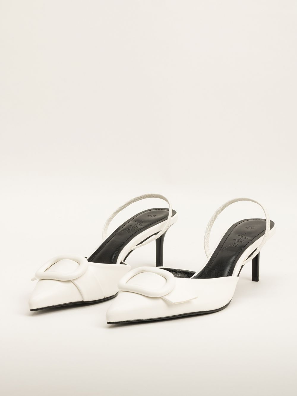 נעלי עקב עם אבזם