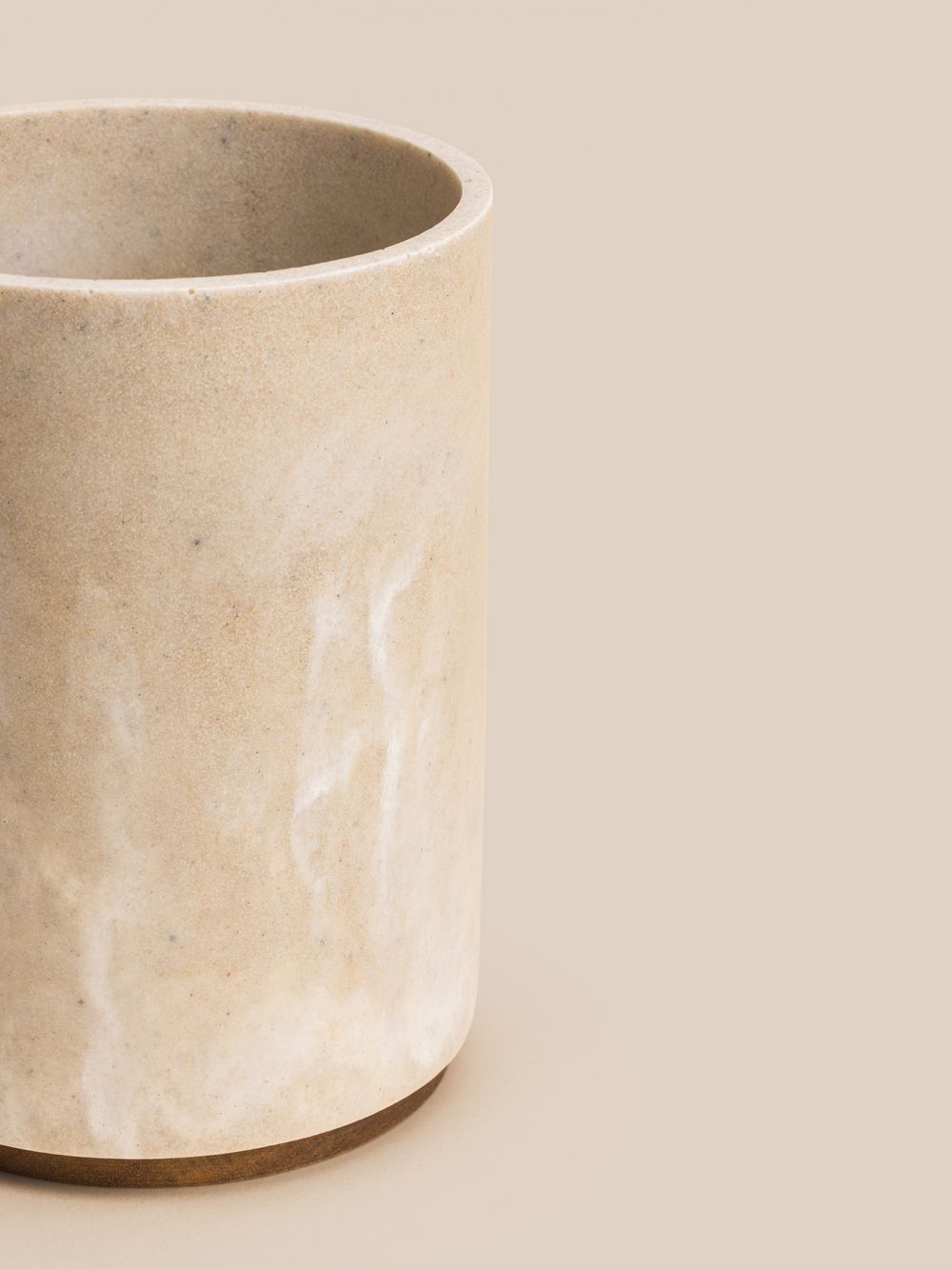 מעמד אביזרי מטבח במראה שיש-עץ