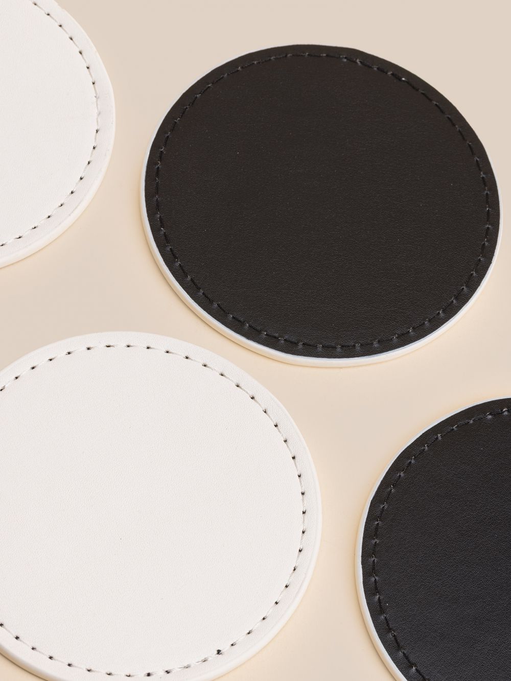 סט 4 תחתיות לכוס דמוי עור דו צדדי 10CM