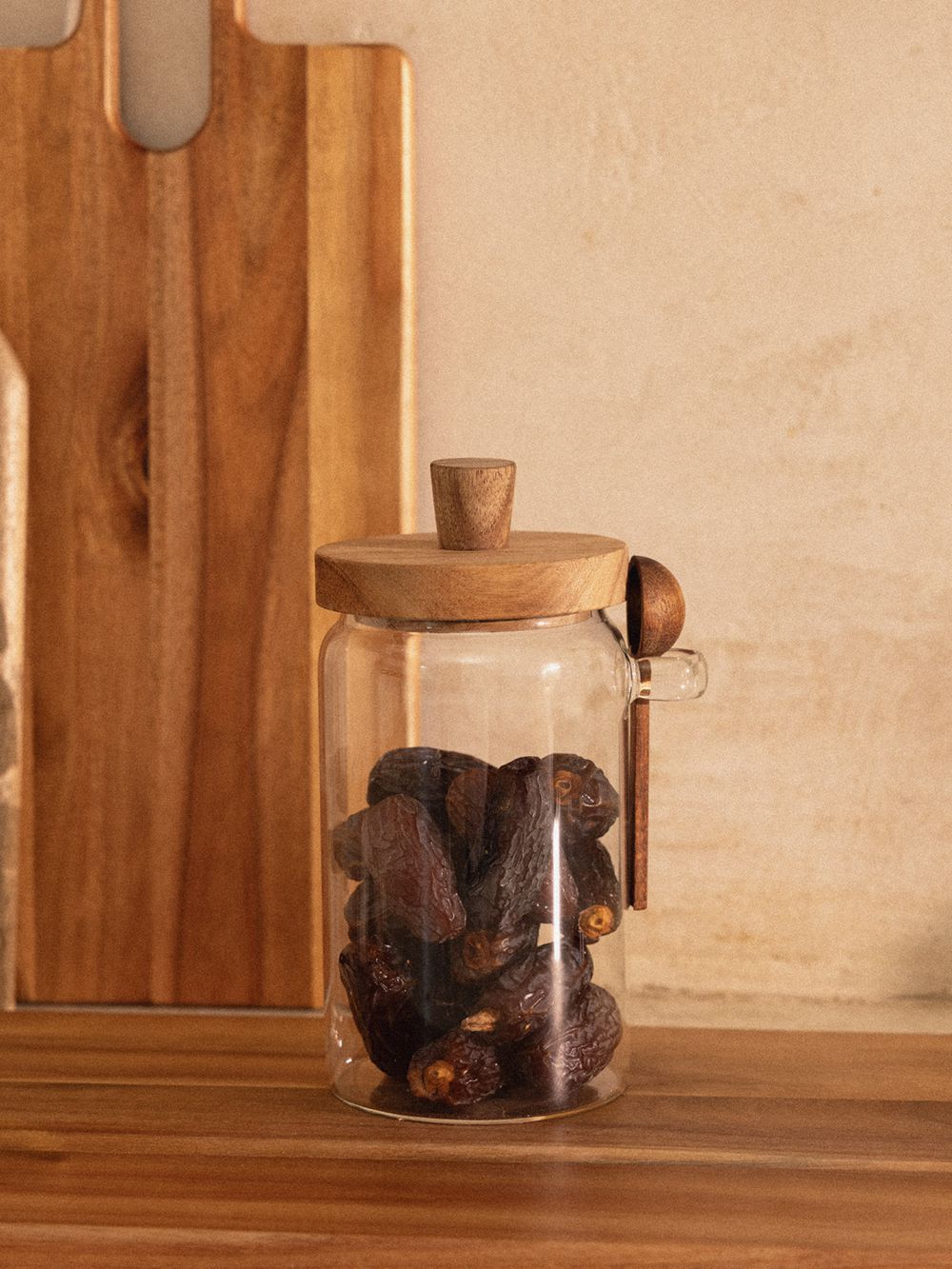 צנצנת מכסה עץ עם כפית 700 מ”ל