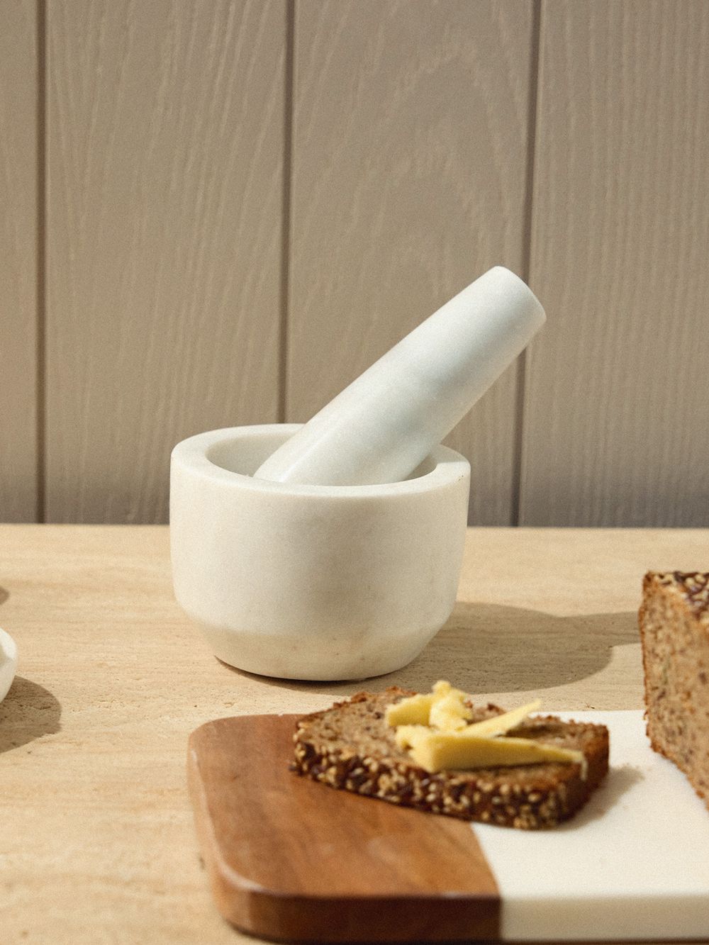 מכתש ועלי משיש לבן