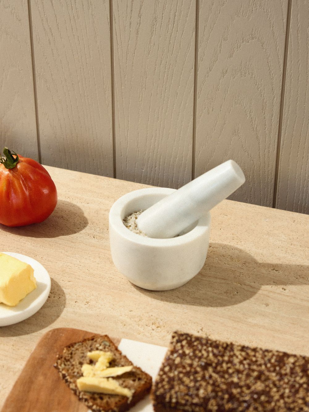 מכתש ועלי משיש לבן