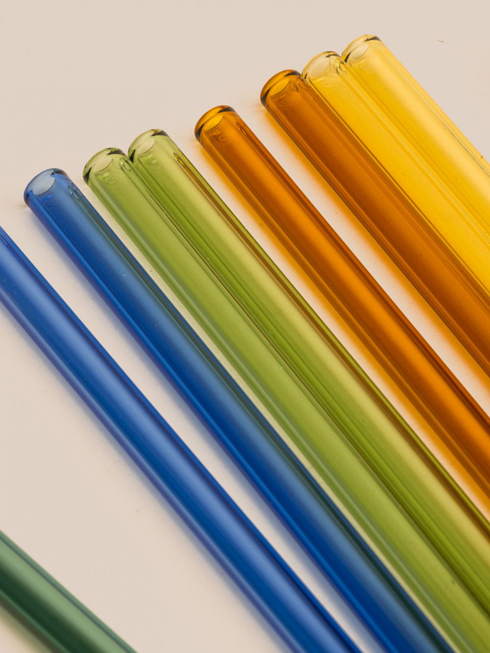 מארז 12 קשים ומברשת מזכוכית