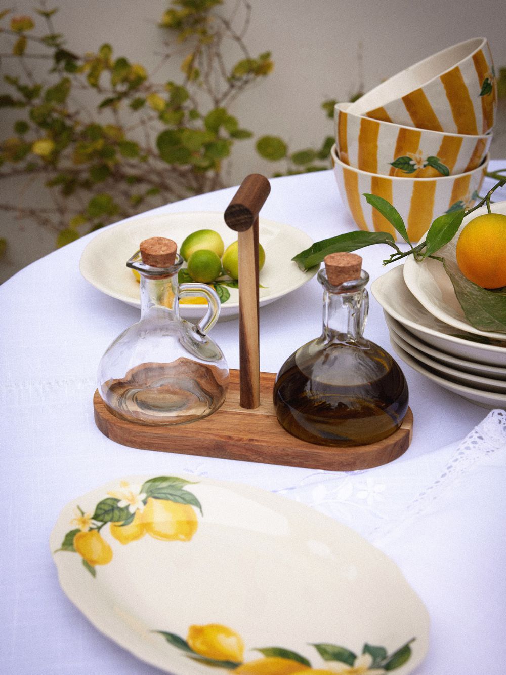 סט שמן חומץ מזכוכית על מגש עץ