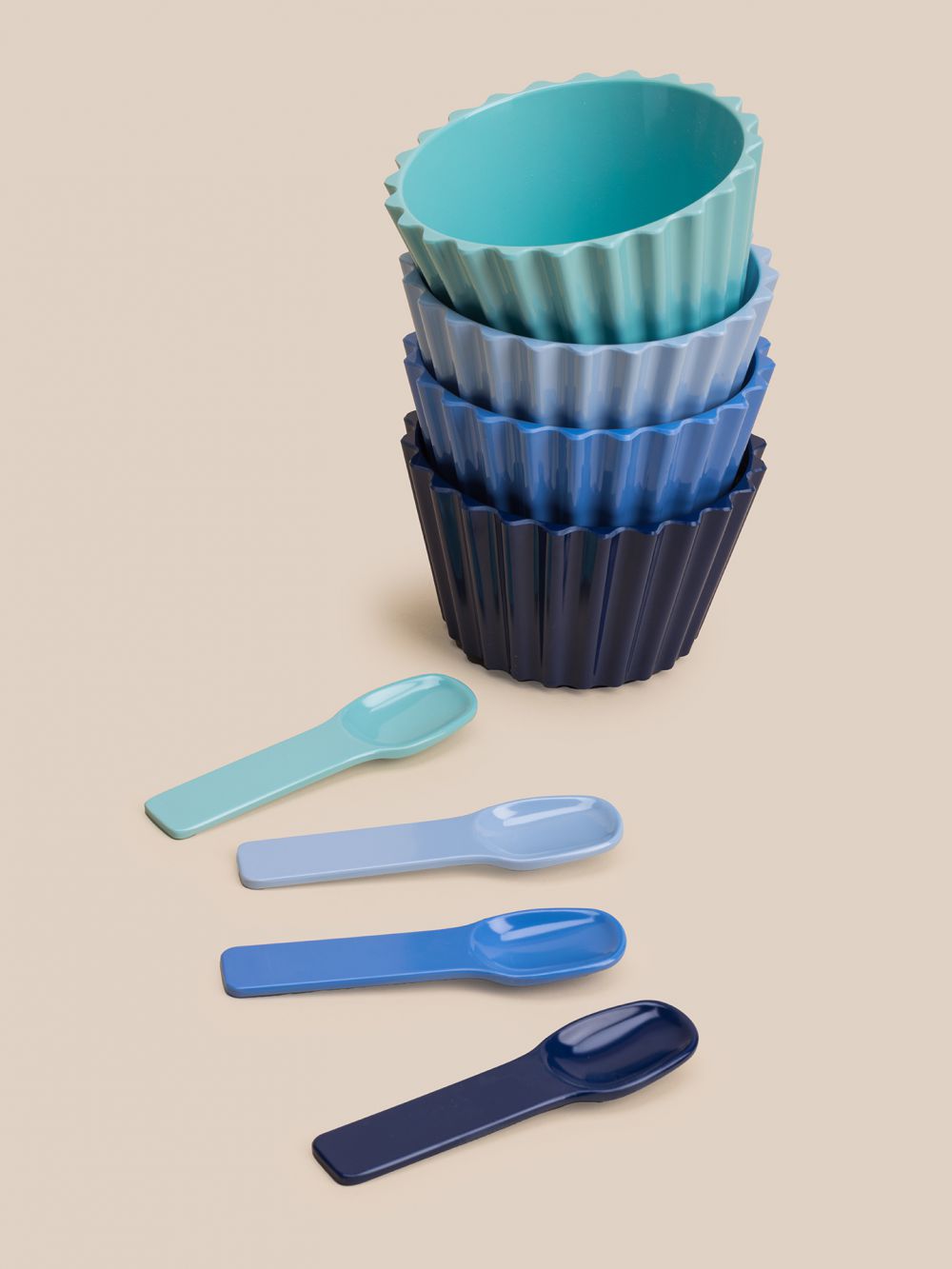 סט 4 קערות עם כפיות