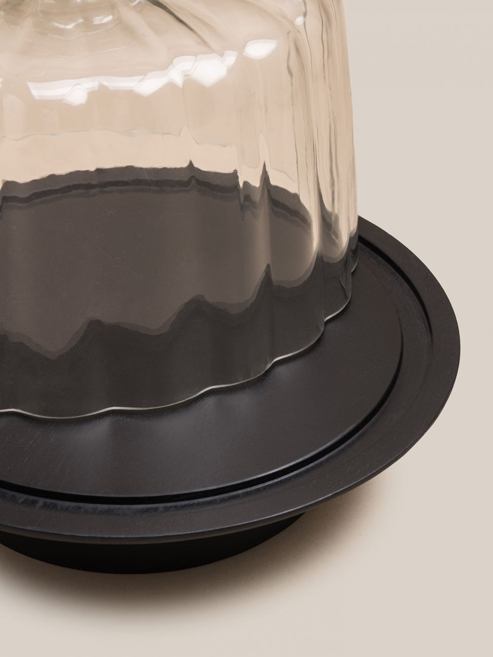 פעמון לעוגה זכוכית ועץ שחור 25 ס”מ
