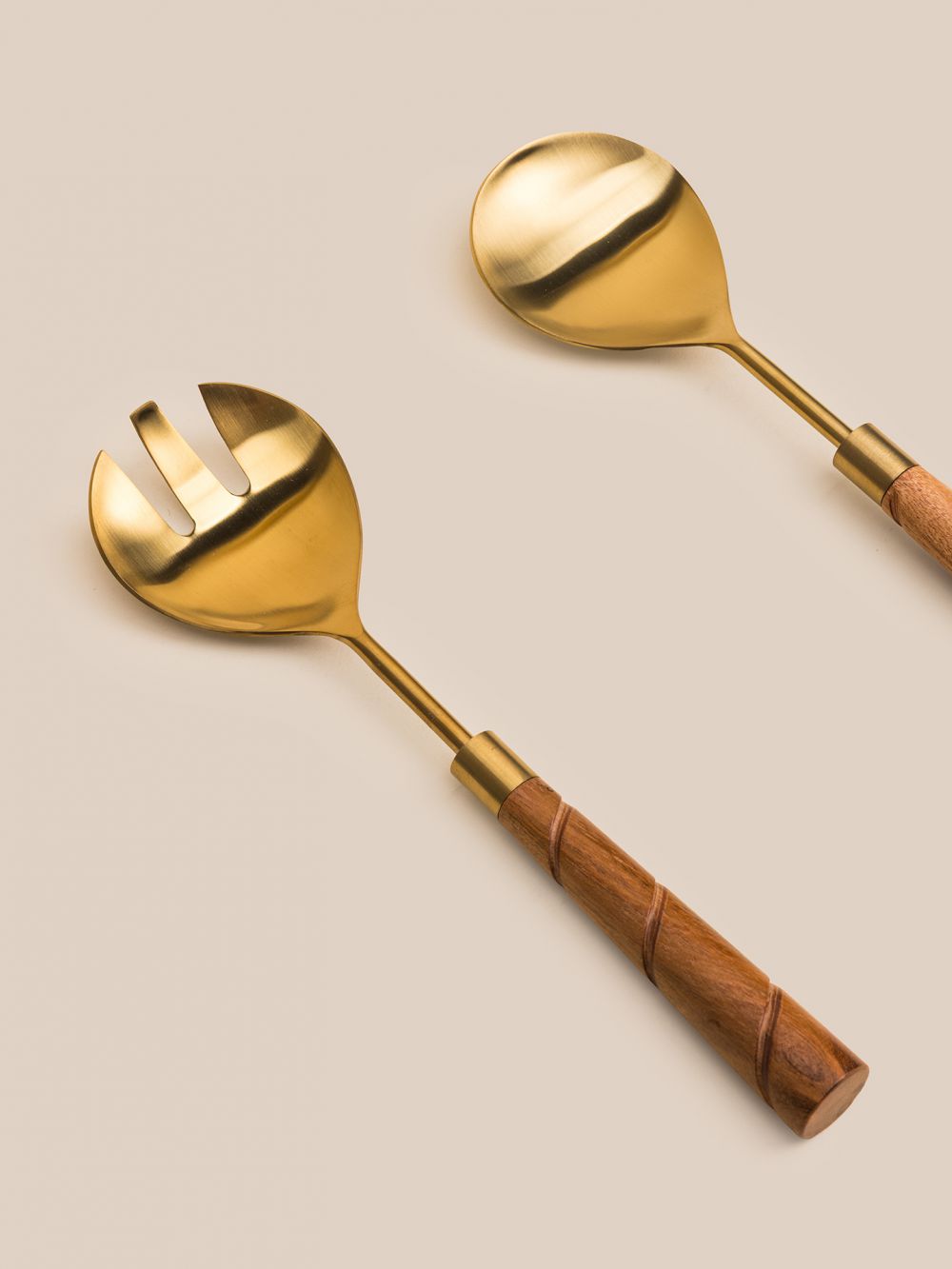 זוג כפות הגשה בשילוב עץ