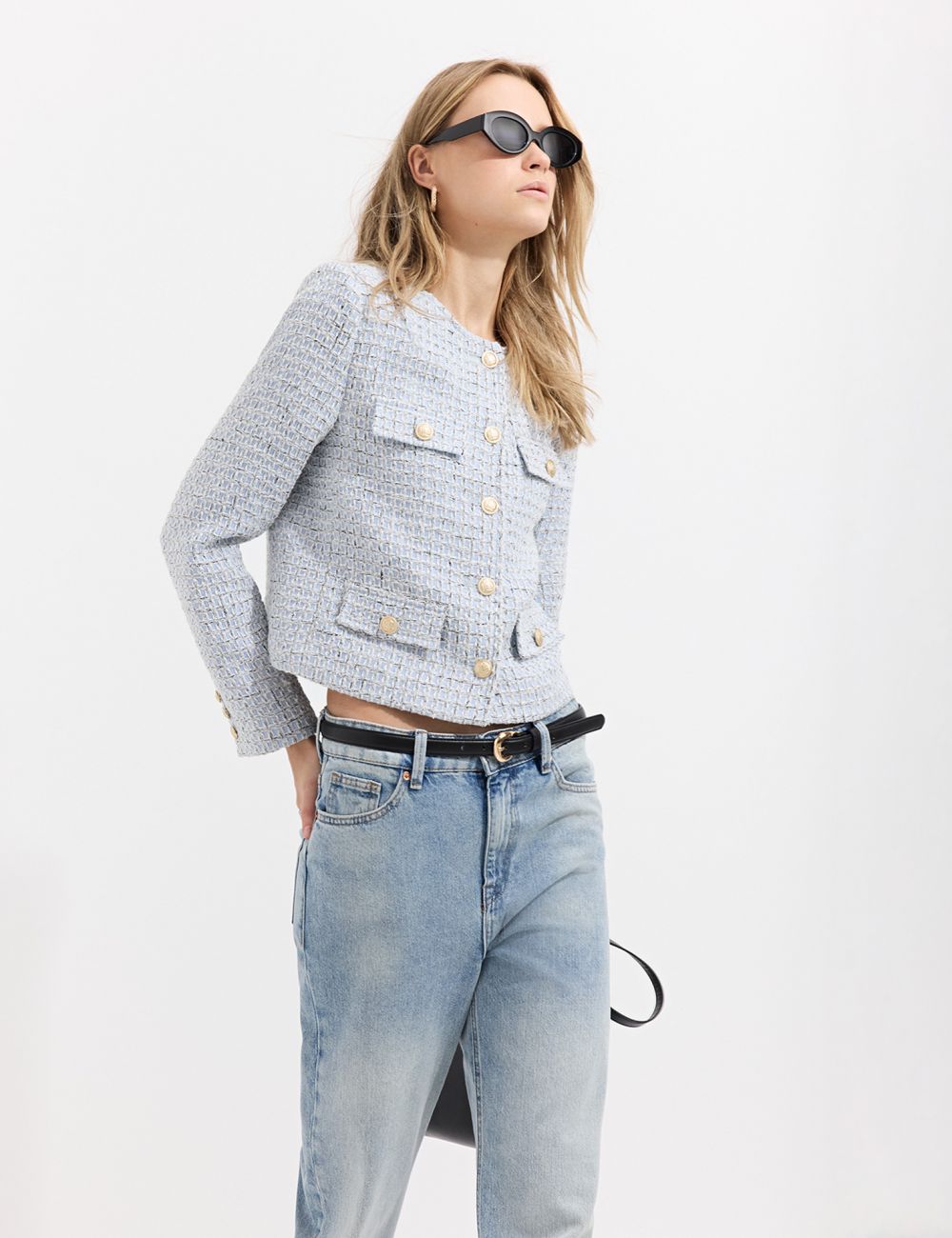 ז׳קט בוקסי קצר עם כפתורים בצבע זהב