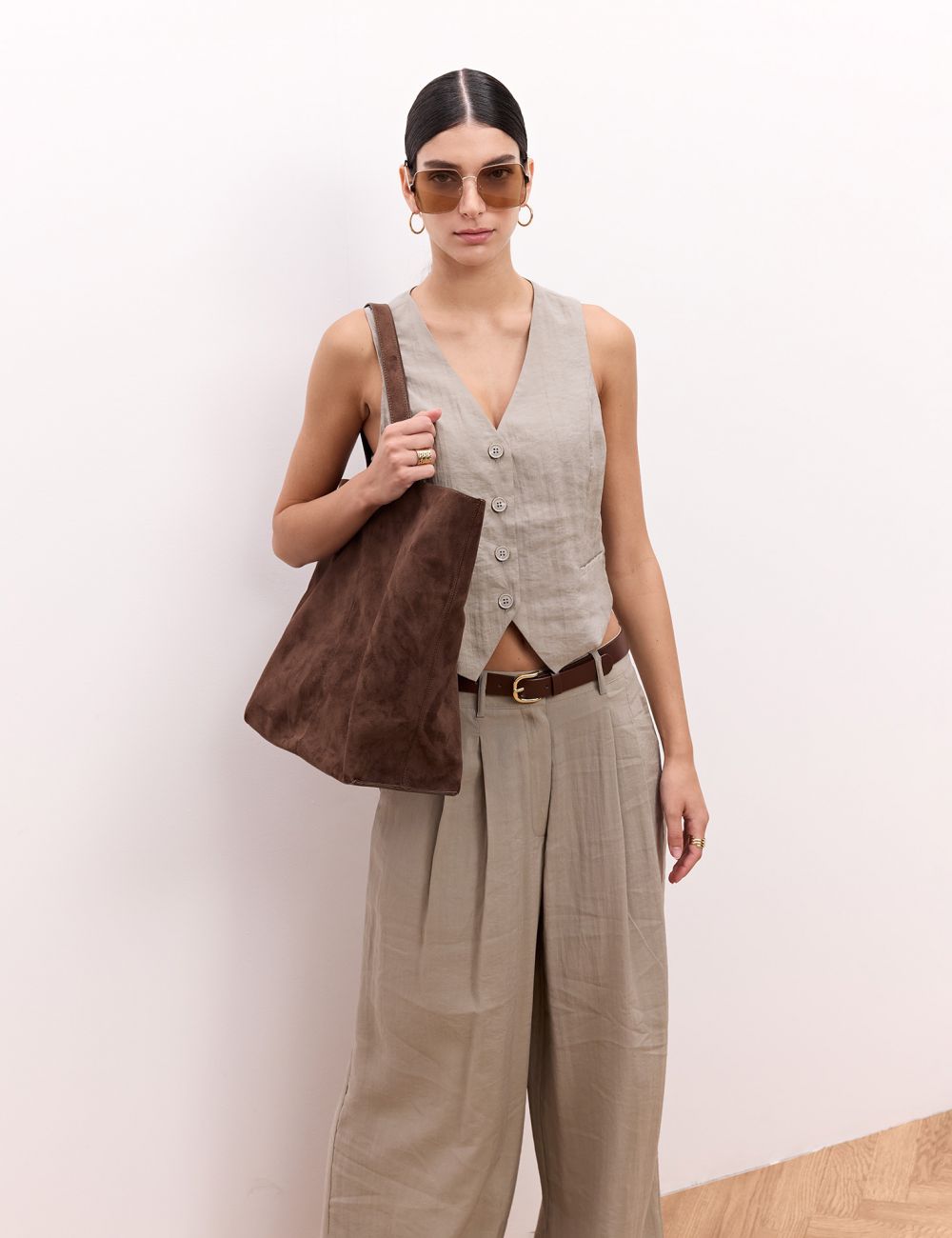 וסט עם כפתורים קדמיים