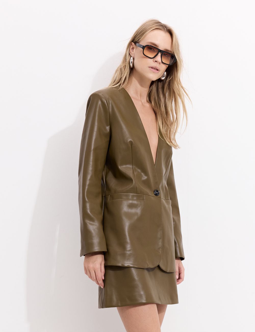 בלייזר דמוי עור מחוייט ללא צווארון