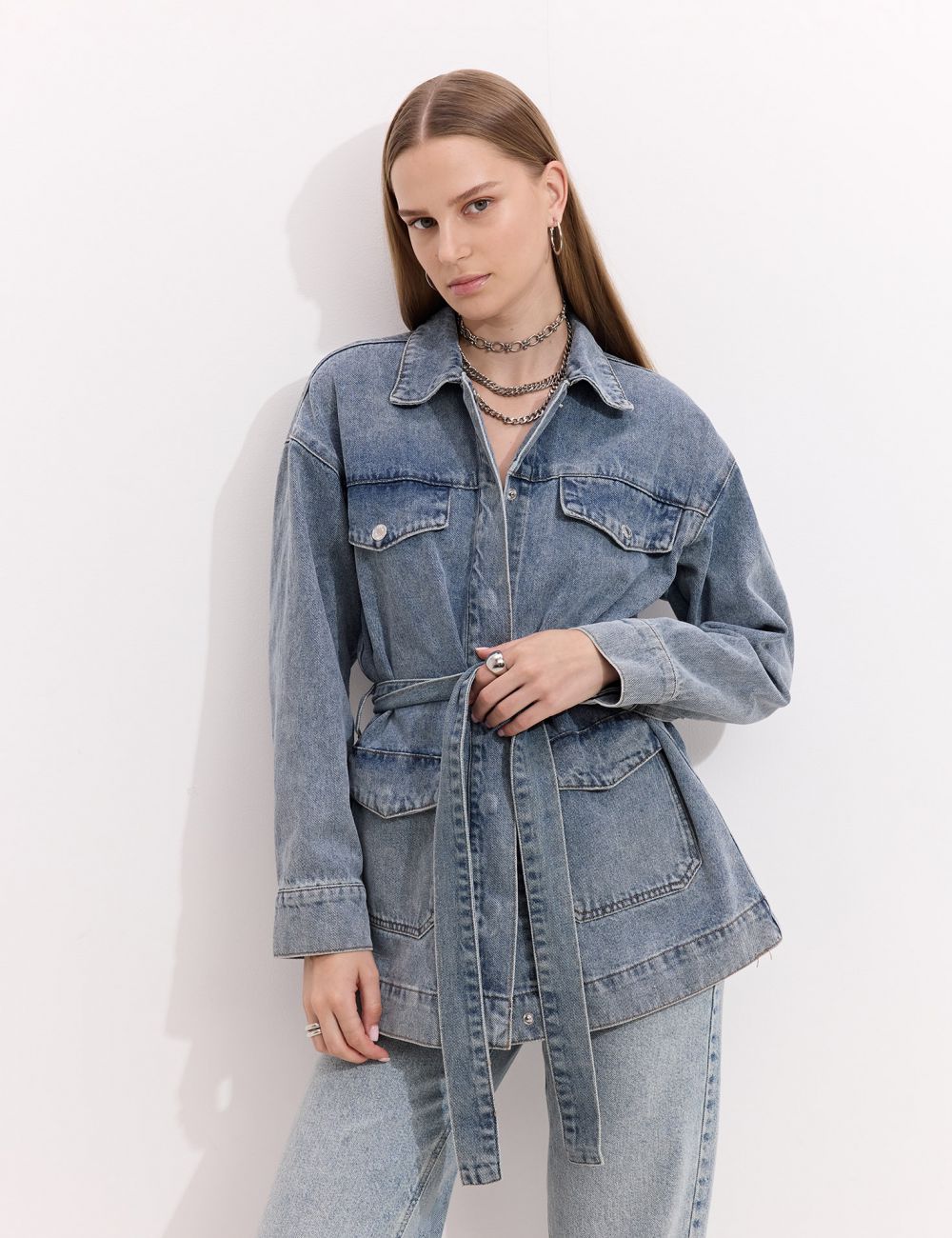 ג׳קט ג׳ינס אוברסייז עם חגורה