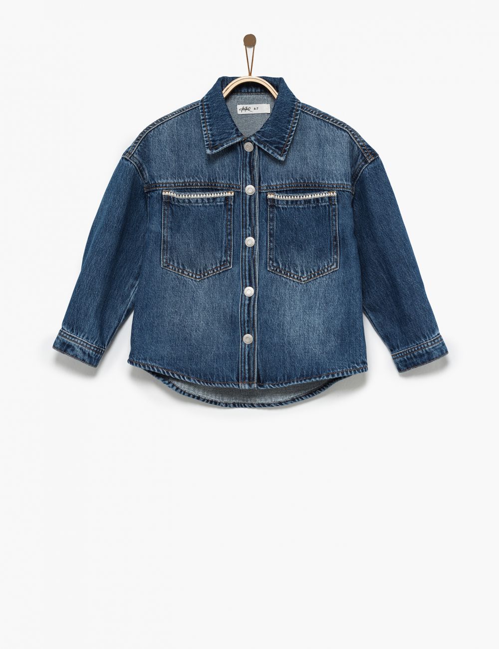 מכופתרת ג׳ינס