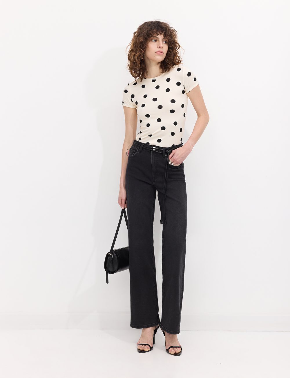 ג׳ינס bootcut וחגורת קשירה