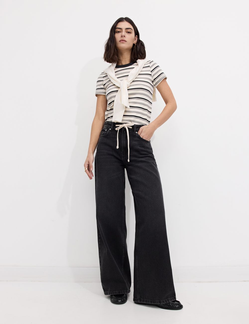 ג׳ינס בגזרה גבוהה עם WIDE-LEG ושרוך במותן