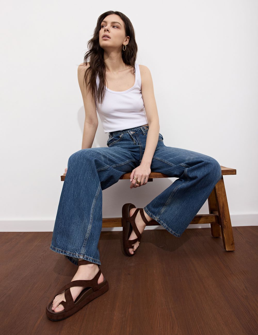 ג׳ינס עם WIDE-LEG עם סגירה אלכסונית