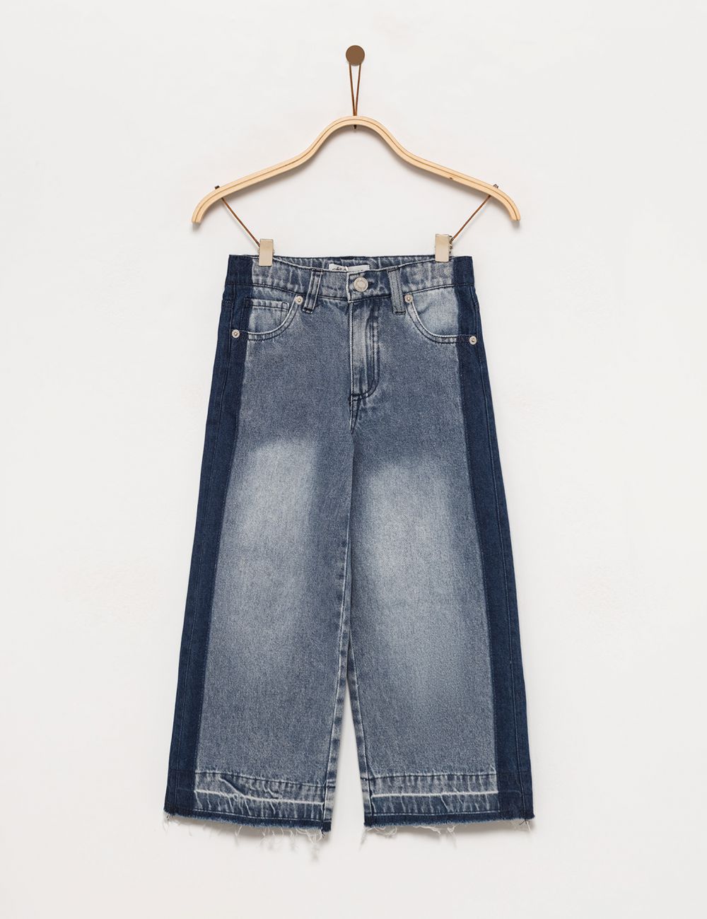 ג׳ינס עם תפרים נפתחים בצד