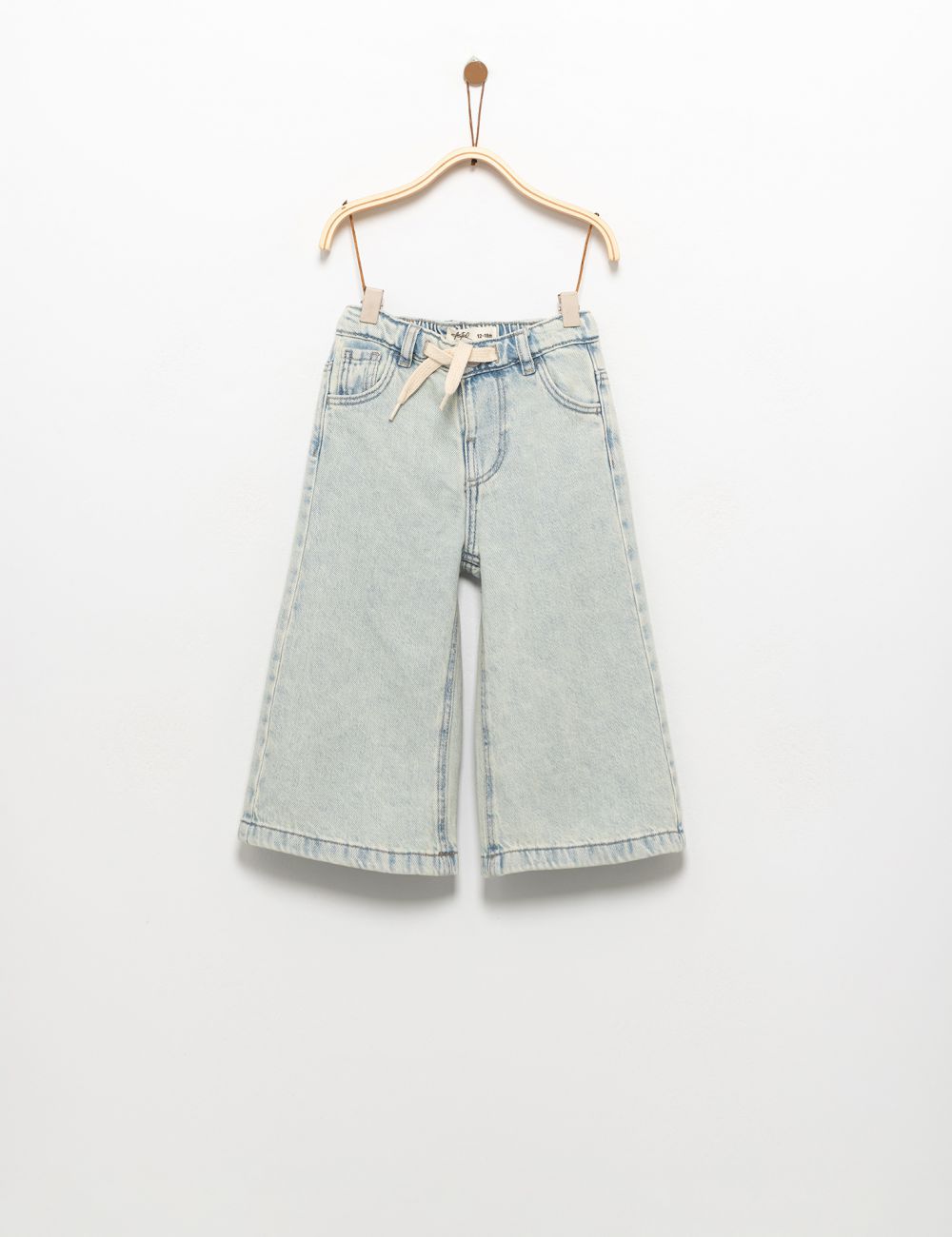 ג׳ינס עם שרוכים