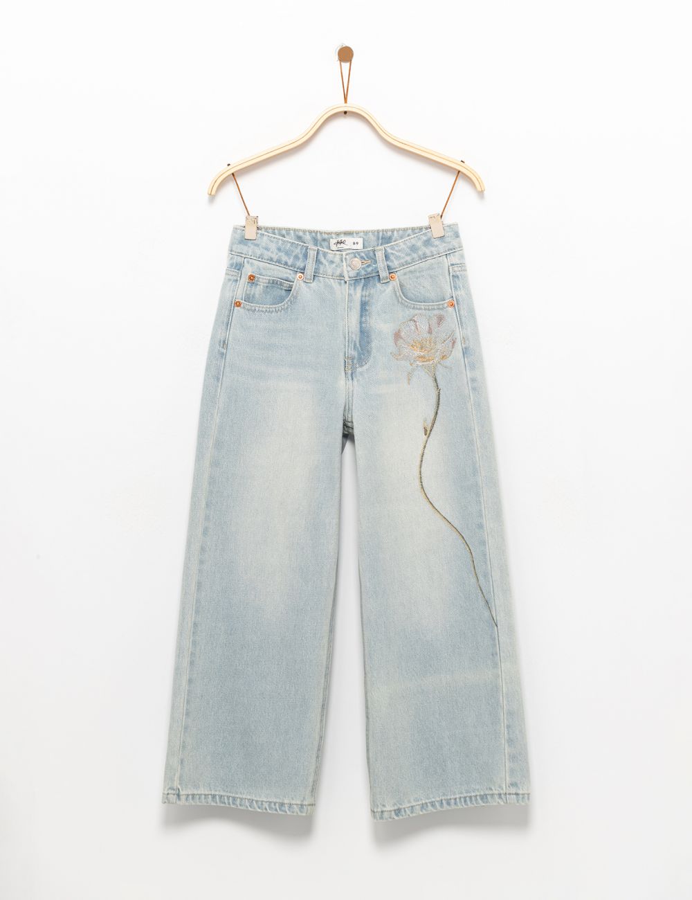 ג׳ינס עם רקמת פרח גדולה