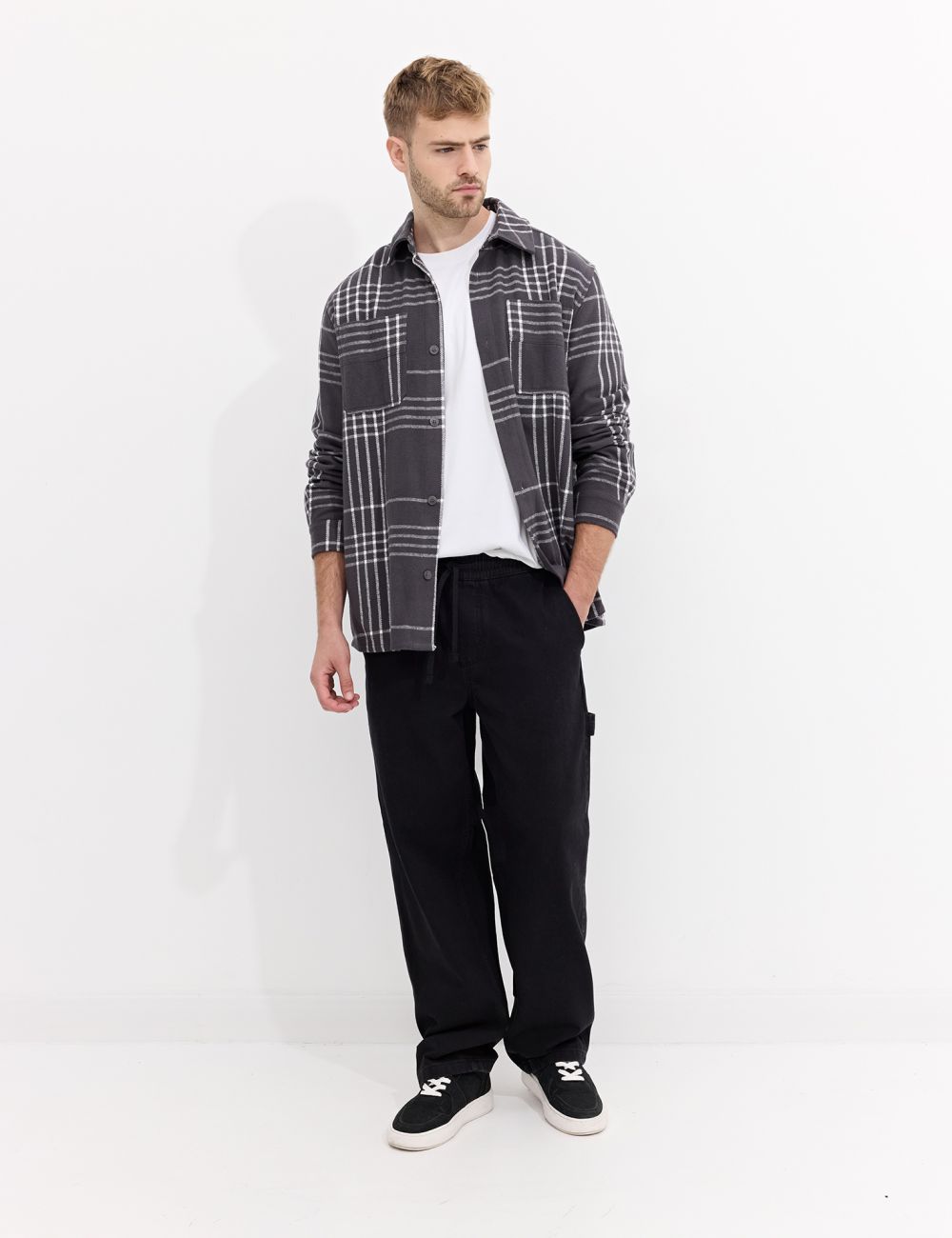 ג׳ינס carpenter בגזרת משוחררת עם מותן אלסטית