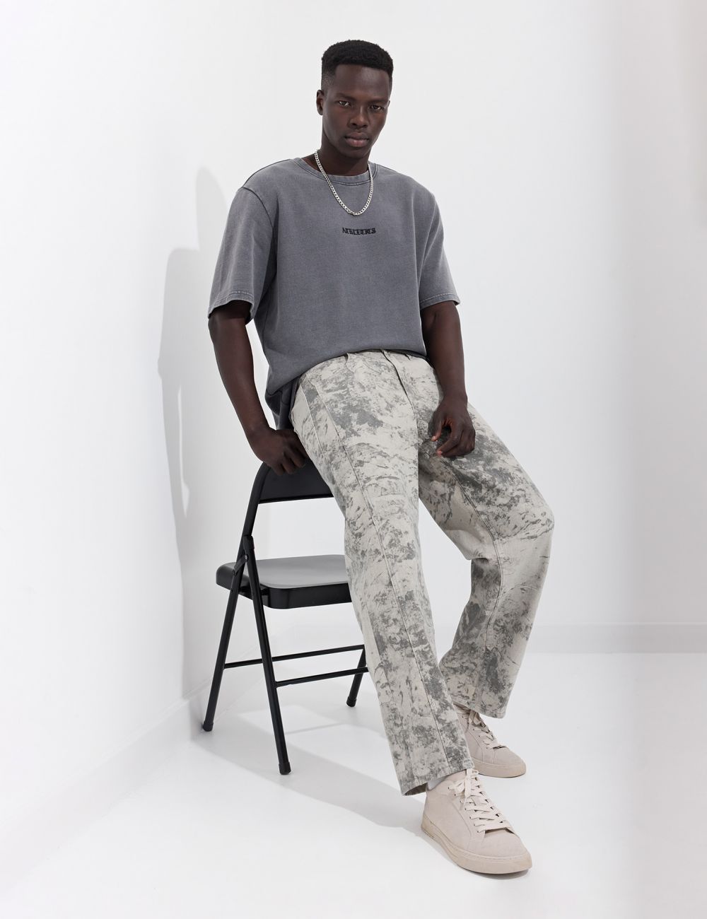 גינס מודפס עם חתכים בגזרה רחבה