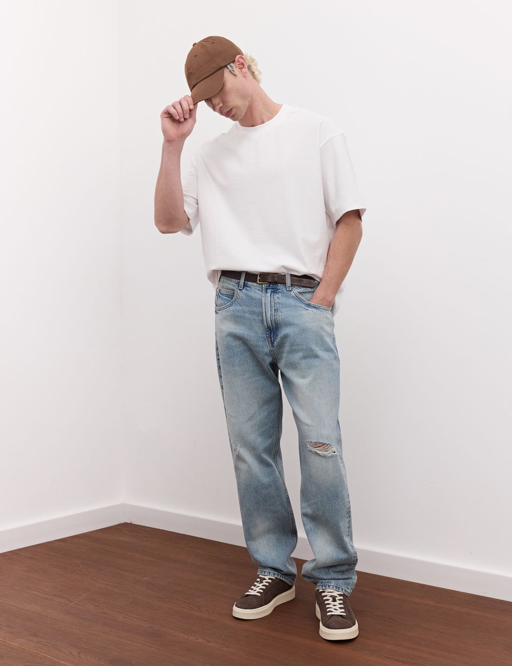 ג’ינס בגזרה STRAIGHT עם קרע בברך