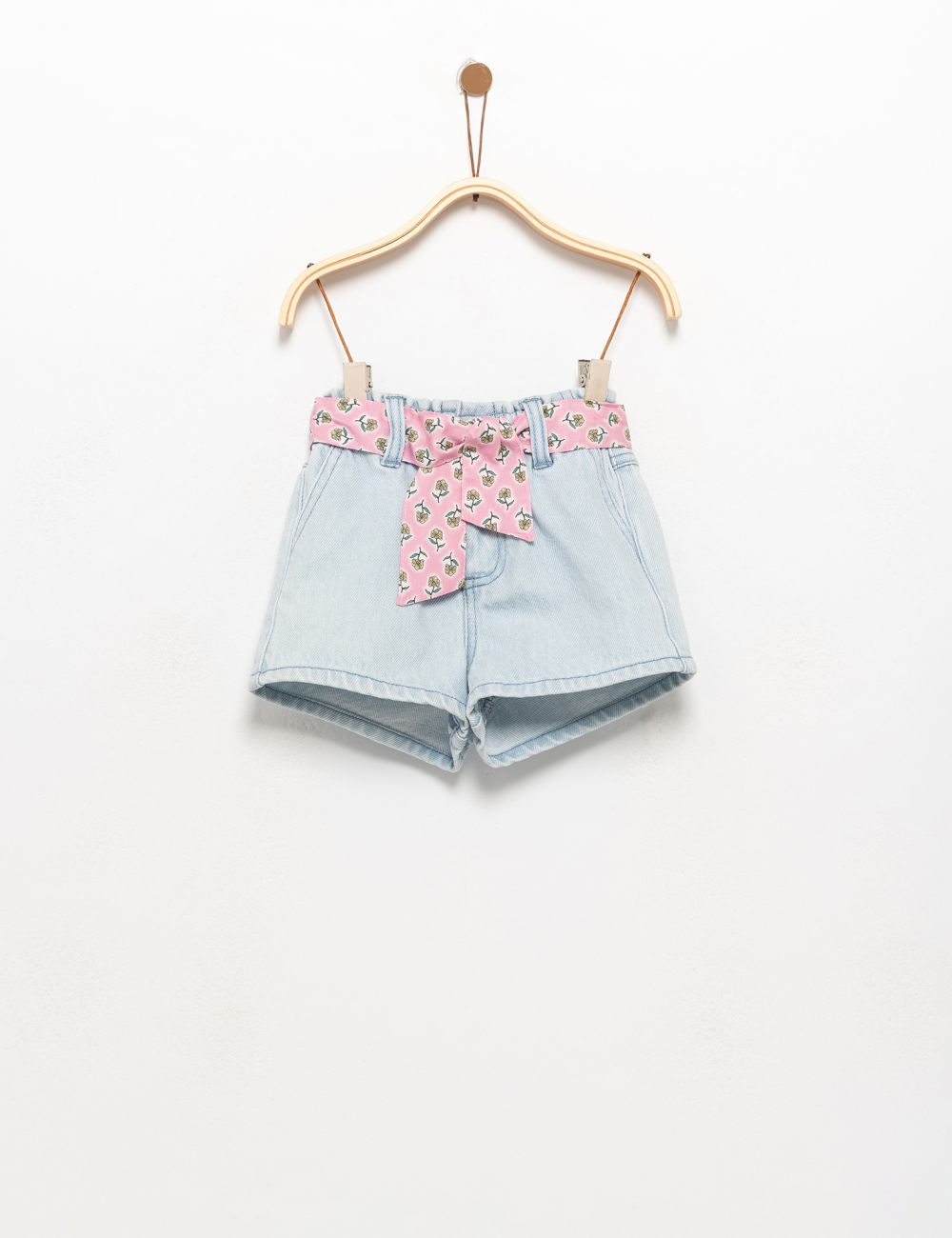 ג׳ינס עם חגורה מודפסת