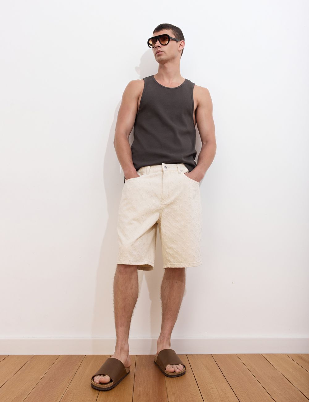 ג׳ינס ברמודה עם טקסטורה