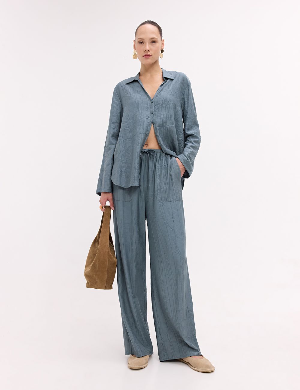 מכנסיים נשפכים מבד מקומט