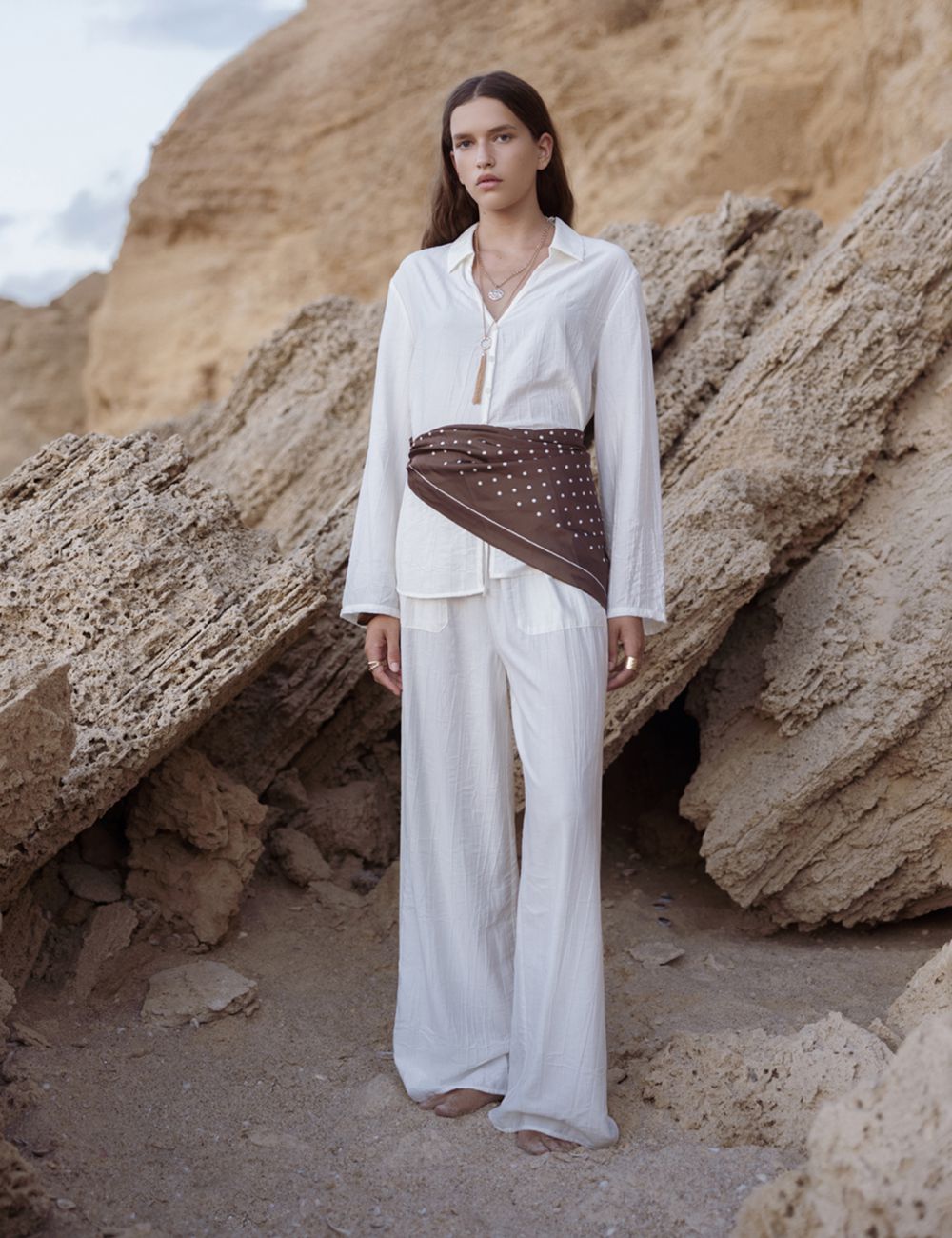 מכנסיים נשפכים מבד מקומט