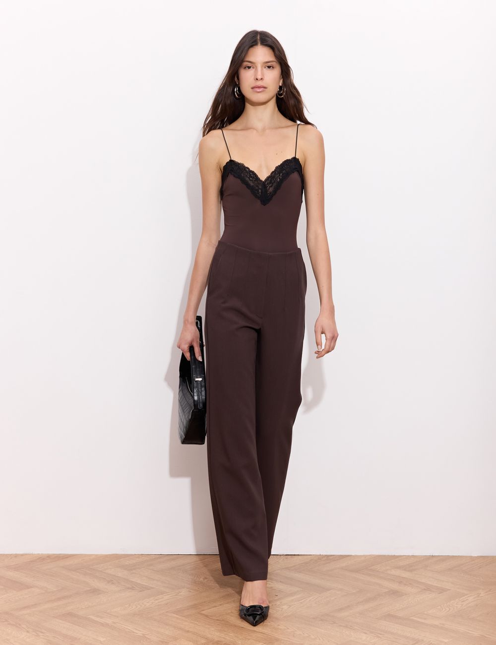 מכנסיים עם דיטייל מתפרים רגל מתרחבת