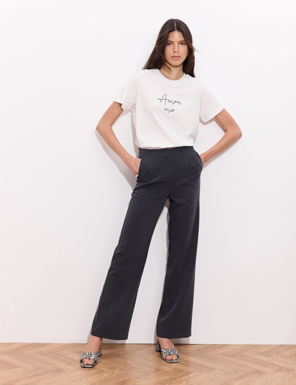 מכנסיים עם דיטייל מתפרים רגל מתרחבת