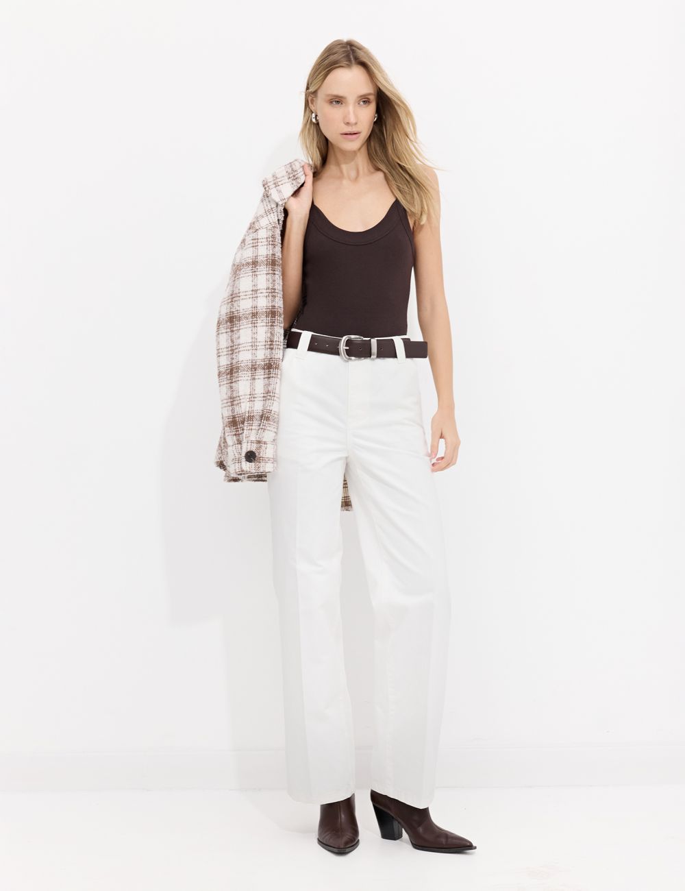 מכנסי Chino עם רגל רחבה וחגורה